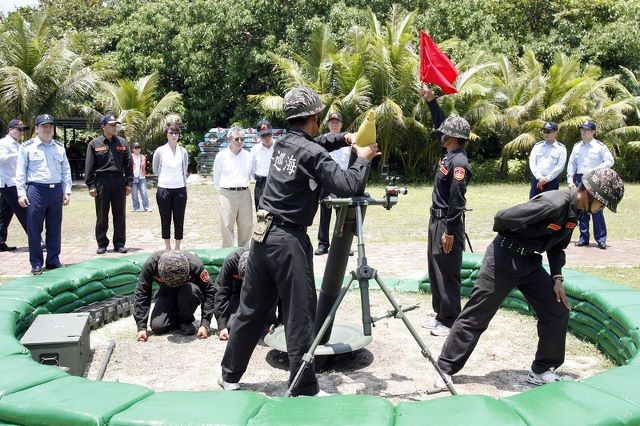 Cảnh sát biển Đài Loan diễn tập bắn đạn cối (phi pháp) trên đảo Ba Bình
